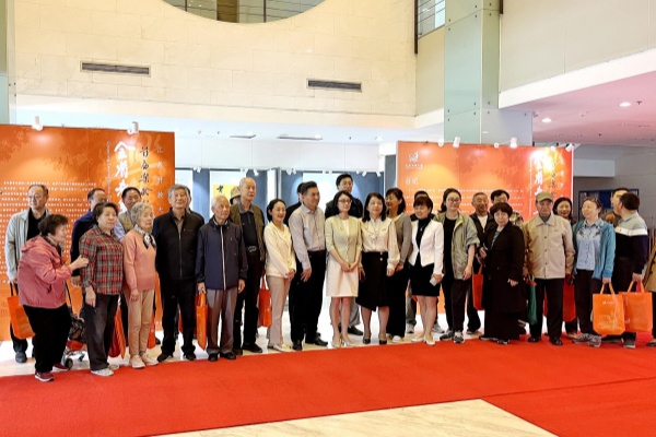 4展览合影.jpg