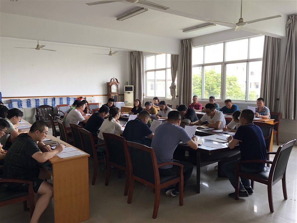汽车学院全体班主任参加会议.JPG