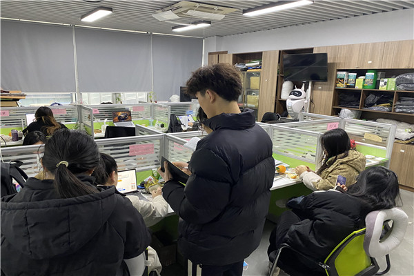 3 糖族部落企业导师在布置PK赛任务.jpg