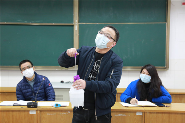 2徐聪副科长就测温和消毒作培训和演示_副本.jpg