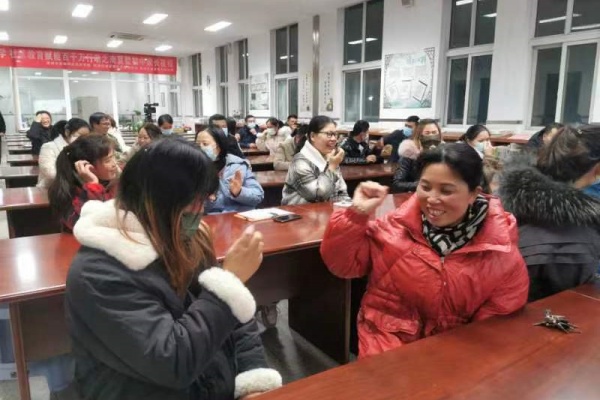 家长积极参与活动.jpg