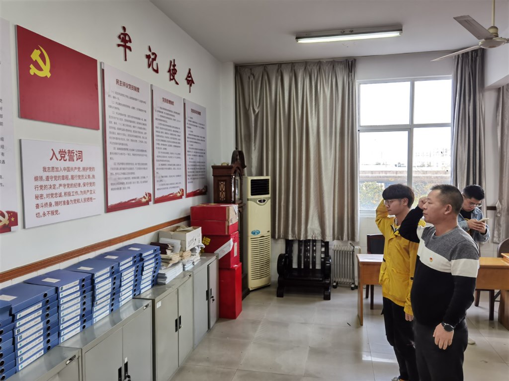 党员发展大会杨佳烨宣誓2.jpg