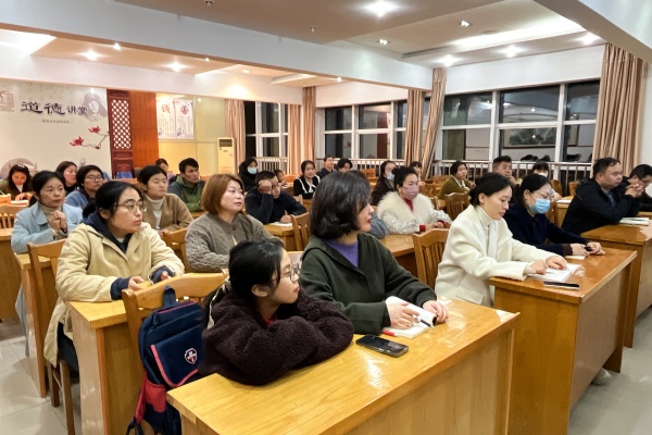 家长们认真听讲.jpg