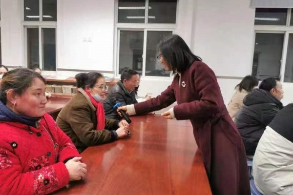 家长热烈讨论.jpg