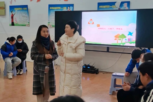 2老师与家长互动.jpg
