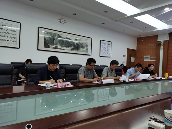 聆听汇报.jpg