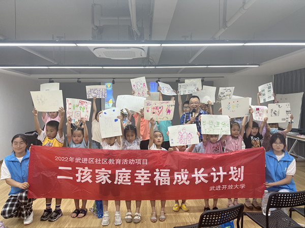 参与活动小朋友与志愿者合影.JPG