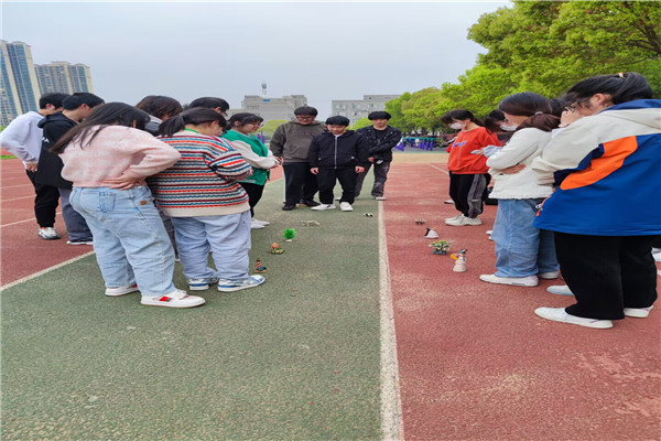 选择喜欢的手办.jpg