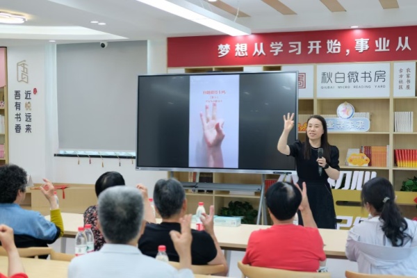 1王老师授课中.jpg