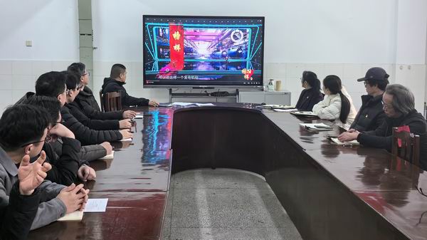 4观看中组部影片《榜样9》.jpg