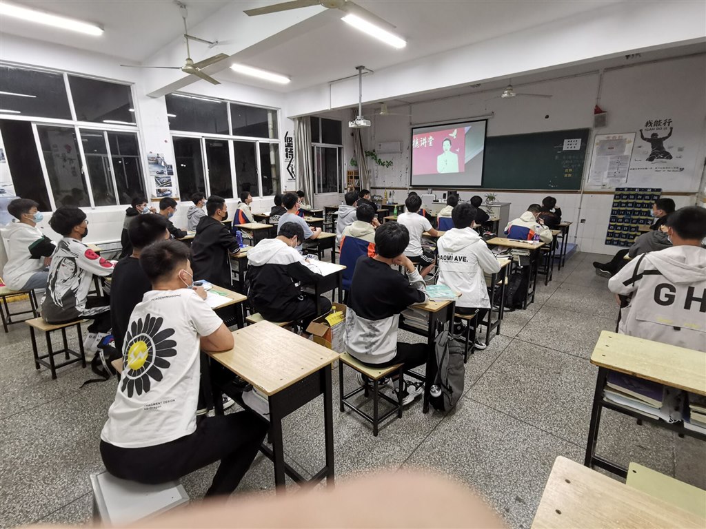 汽车学子观看网上团课4.jpg