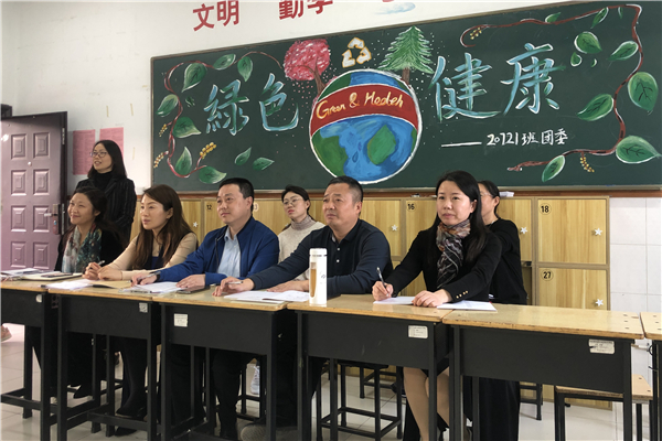 4 张伟贤校长和走访小组成员观看主题班会_副本.jpg
