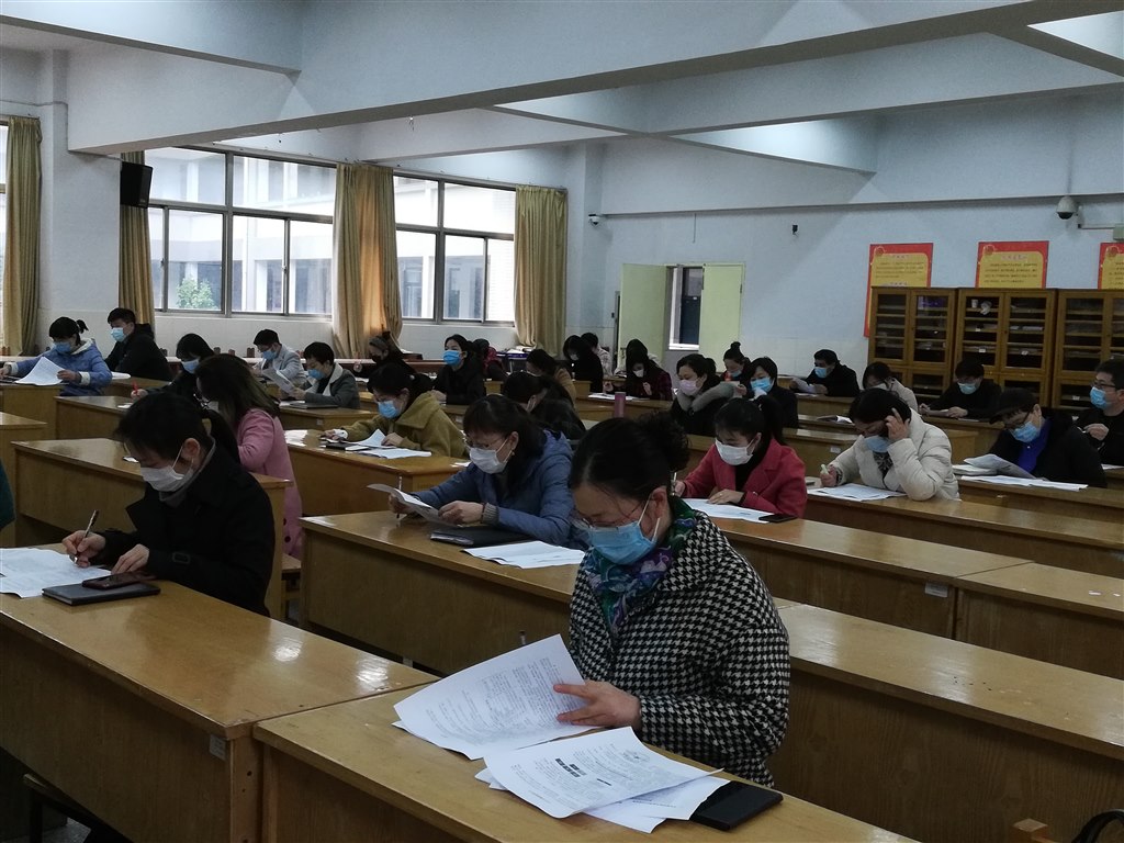 班主任认真学习.JPG