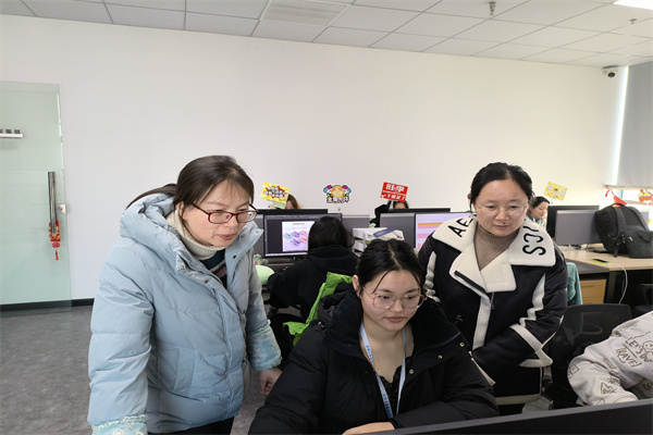 两位班主任查看实习生工作页面.jpg