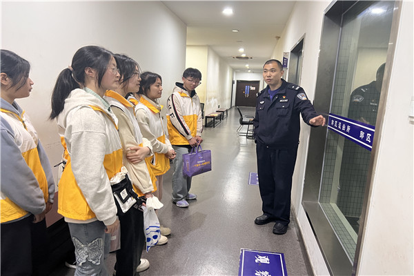 张警官带领学生代表参观.jpg