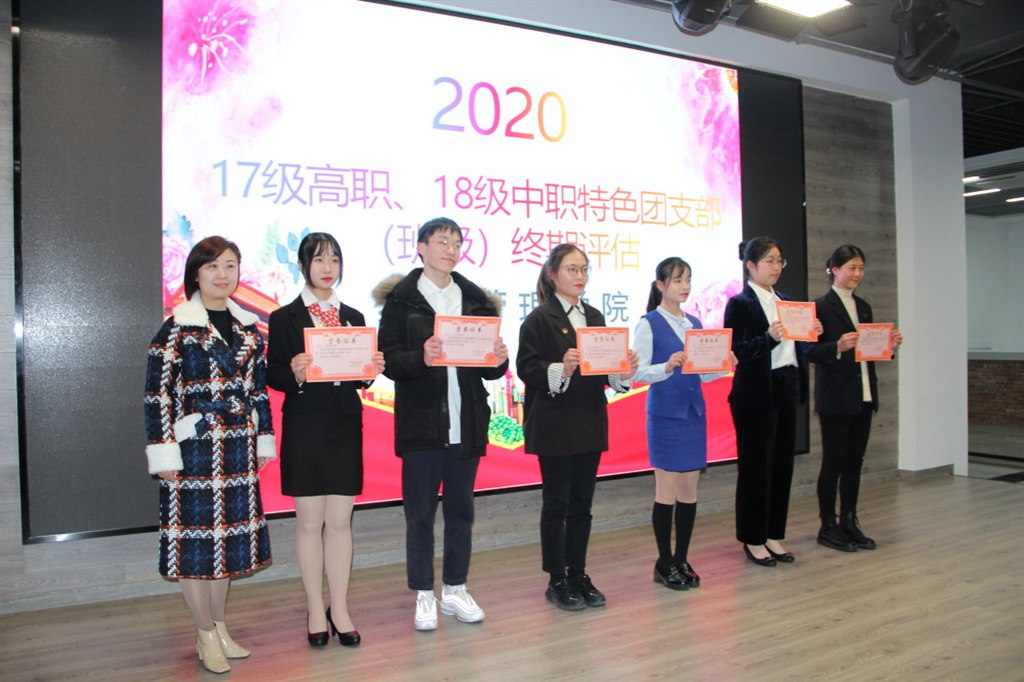 孙煜校长与获奖班级合影.jpg
