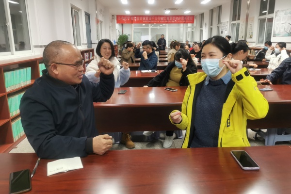家长们积极互动.jpg