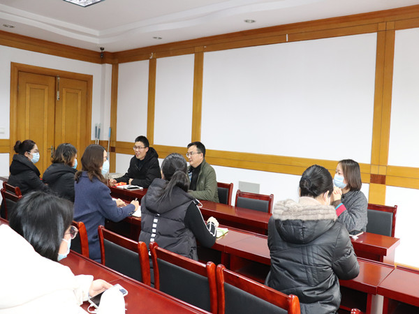 王益群分工会主席主持会议.jpg