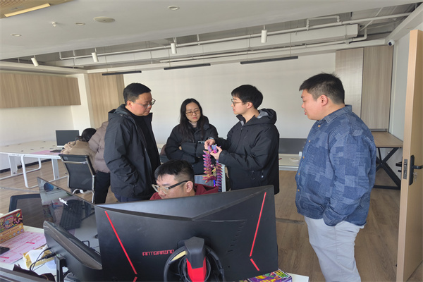 黄斌副院长与肥猫电商公司技术经理亲切交流.jpg