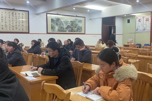 家长们认真听讲.jpg