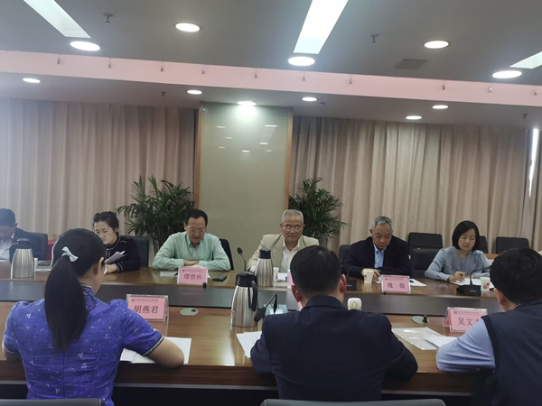 专家组成员讲话.jpg