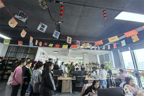 3参观公司运营部.jpg