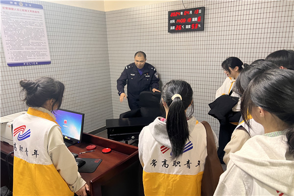 张警官为学生代表宣传反诈案例.jpg