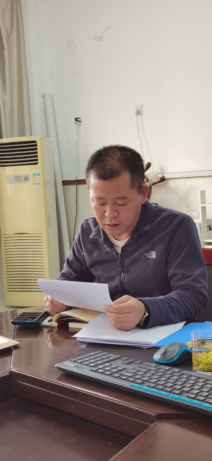 孙国华书记宣读决议.jpg