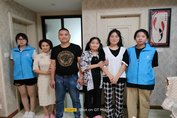 志愿者与受访家庭成员合影.jpg