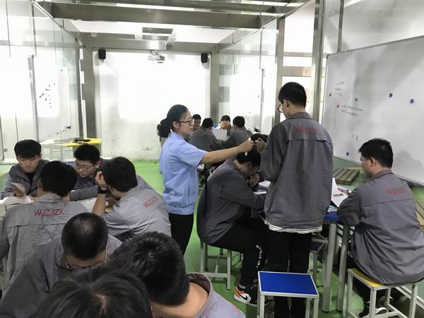 学生展示学习成果.jpg