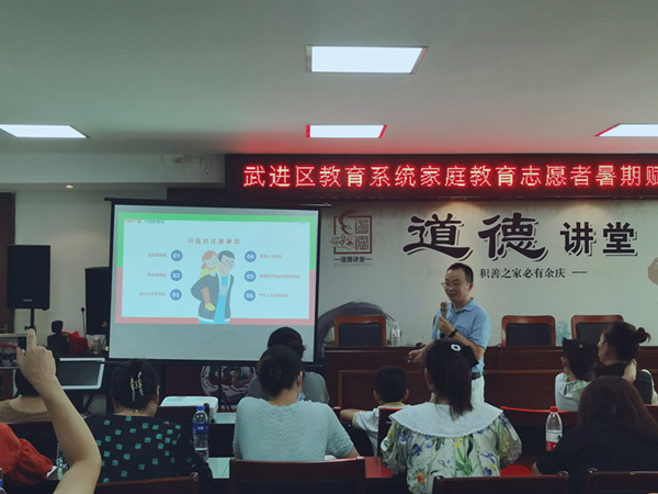 庄敏老师向大家讲解项目.jpg