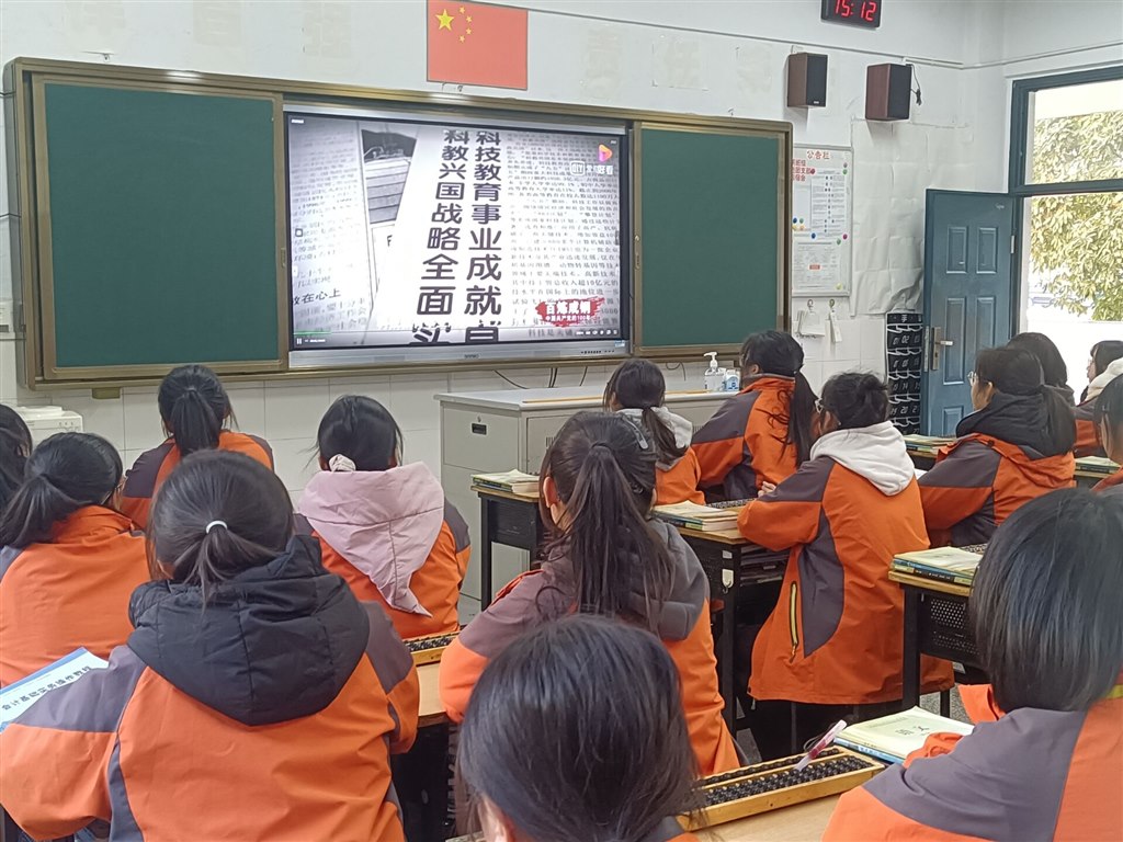 同学们学习党史.jpg