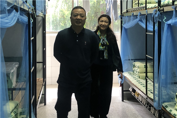 张校长检查学生宿舍卫生、安全情况2_副本.jpg