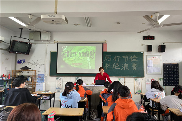 班会课现场三_副本.jpg