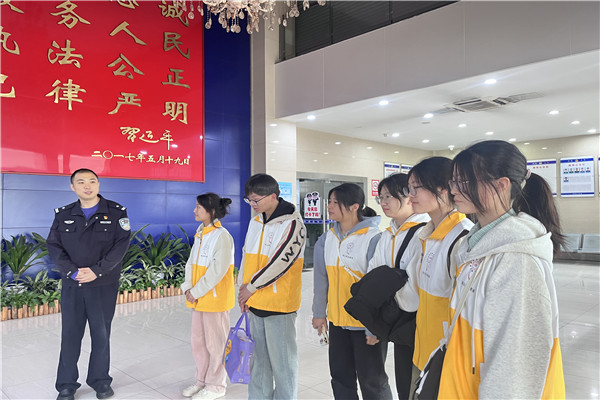 张警官为学生代表讲解国防安全知识.jpg