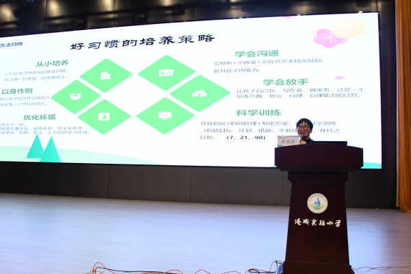 薛老师演讲中.JPG