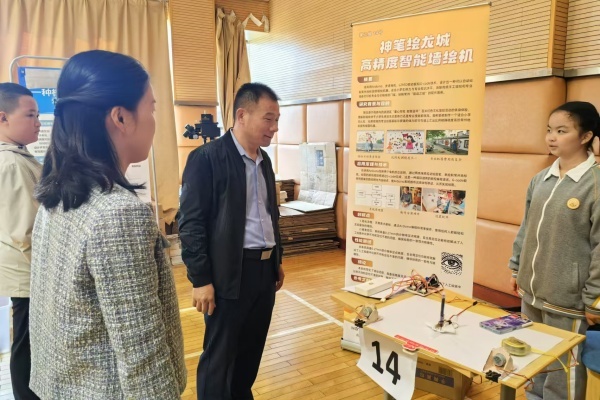 2领导参观.jpg