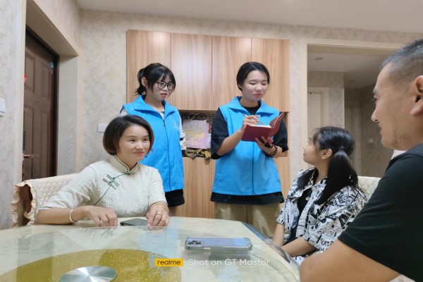 志愿者对二孩家庭出现的问题进行记录.jpg