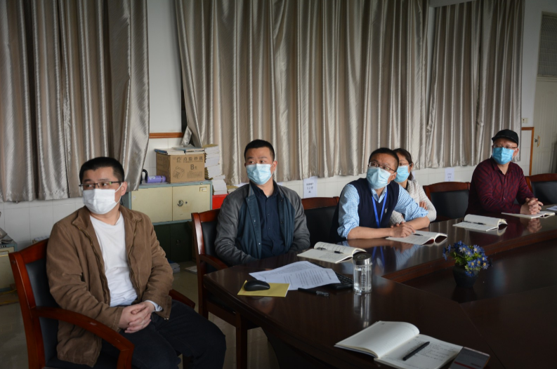 全体党员认真观看视频2.png