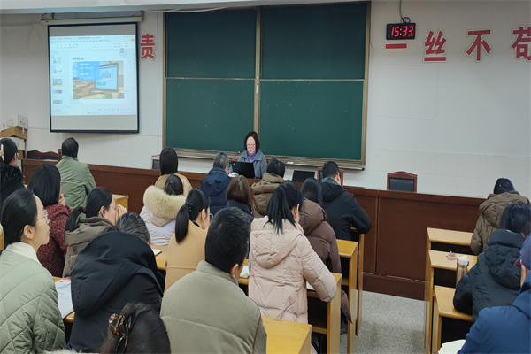 2  全体教教师认真学习.jpg