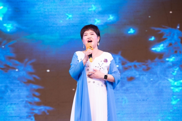 女生独唱.jpg