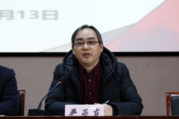 学生科严亚东科长讲话.jpg