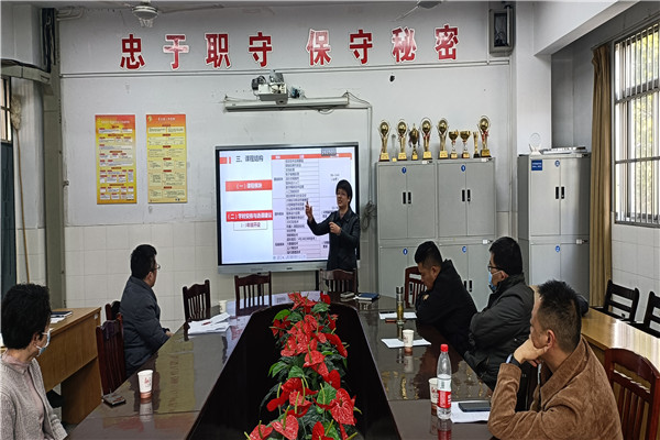沈荷英老师做讲座_副本.jpg