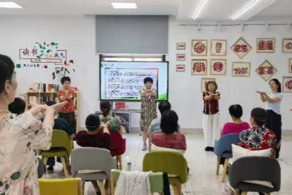 老师与学员互动中.jpg