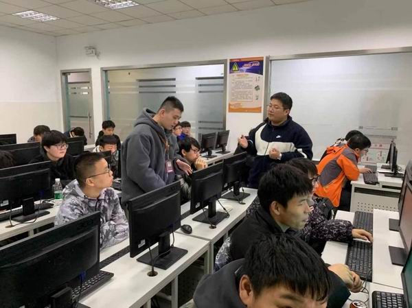 2郑翔老师授课.jpg