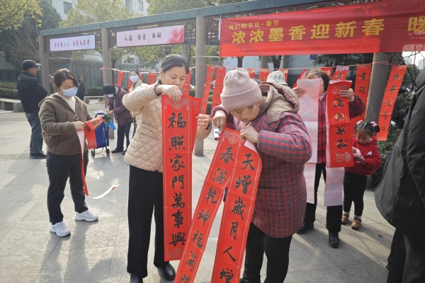 大巷社区褚书记给居民送春联.jpg