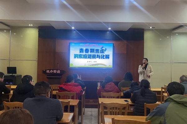 何老师讲课中.jpg