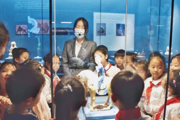 1学生参观博物馆.jpg
