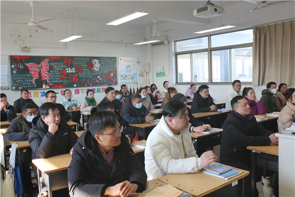 5家长认真听讲.jpg