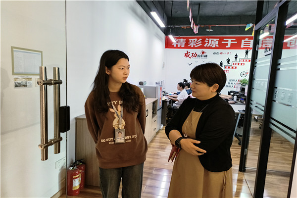 3 张宏副院长与创青电商员工亲切交流.jpg